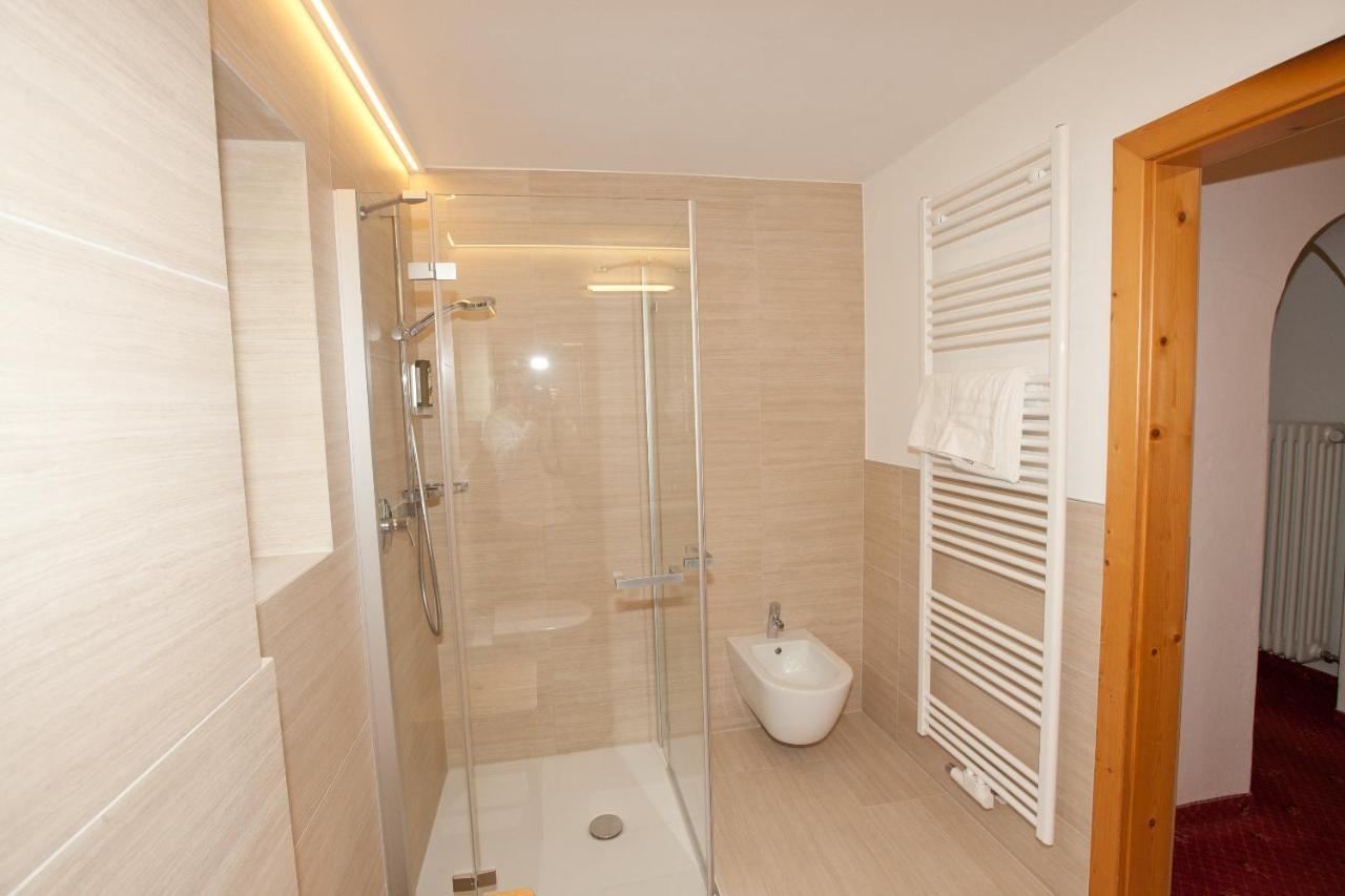 Hotel Goldener Adler Curon Venosta Luaran gambar