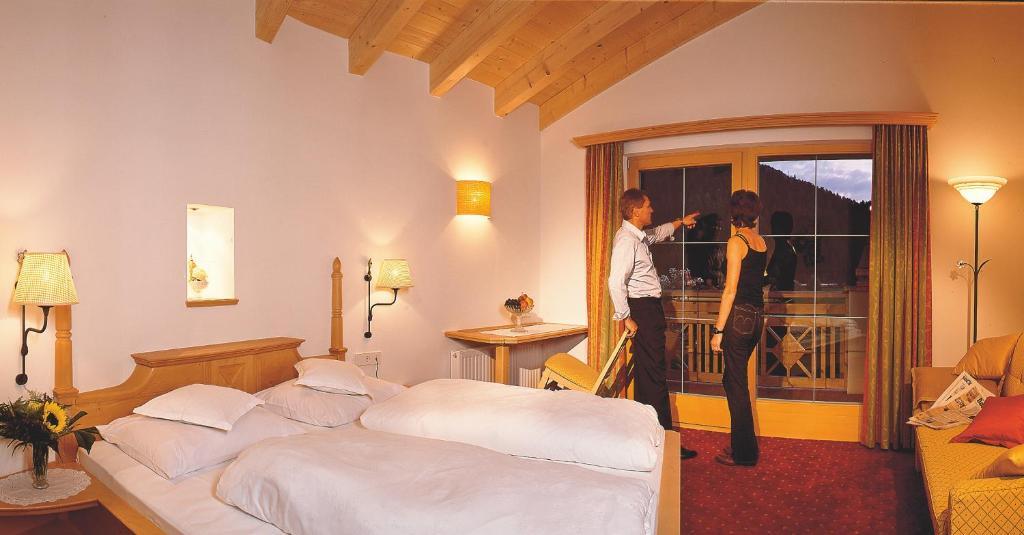 Hotel Goldener Adler Curon Venosta Bilik gambar